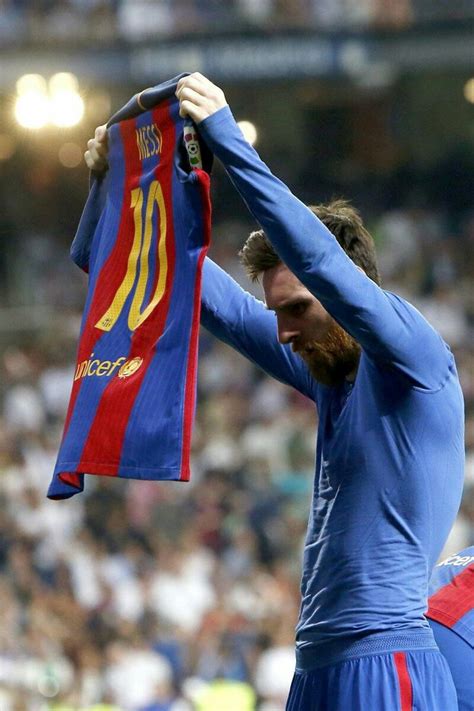 Celebracion de Messi tras marcar el 3 2 en el clasico Español Futbol