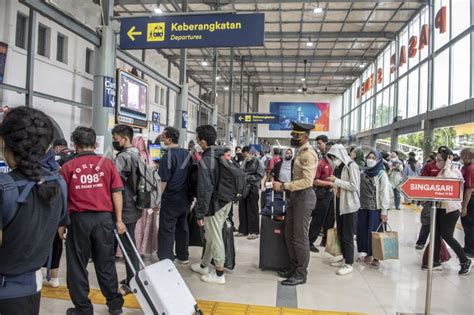 KENAIKAN JUMLAH PENUMPANG KERETA API SAAT LIBUR NATAL ANTARA Foto