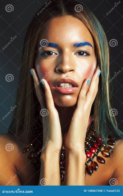 Muchacha Afroamericana Moderna Bonita Joven Con Maquillaje Brillante De