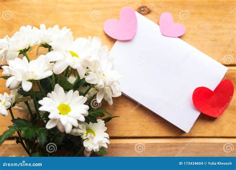 Ropa De Flores Blancas Y Mofa Blanca Sobre Fondo De Madera Foto De