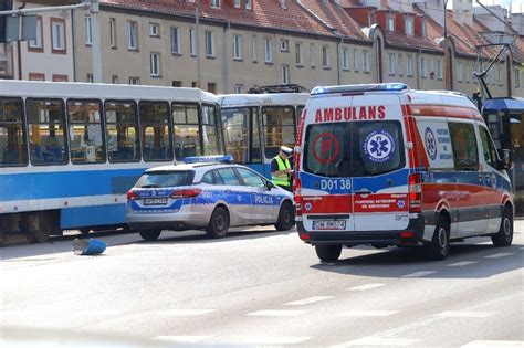 Wypadek na al Hallera we Wrocławiu Tramwaj zderzył się z radiowozem