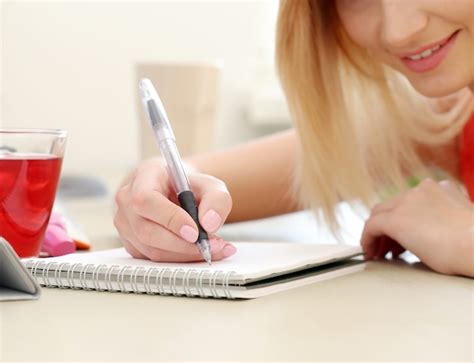 Belle Femme Blonde écrit Sur Un Bloc notes Photo Gratuite