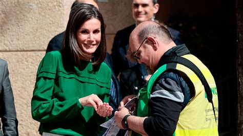 La Reina Letizia compra un cupón de la ONCE en la calle