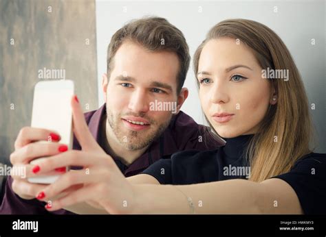 Pareja Joven Tomando Una Foto Selfie Selfie Pareja Joven Tecnolog A