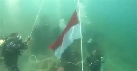 HUT Ke 77 RI Bendera Merah Putih Berkibar Di Bawah Laut Bangka Belitung