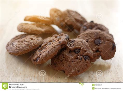 Cookies Do Chocolate Na Tabela De Madeira Chocolate Chip Cookies Imagem