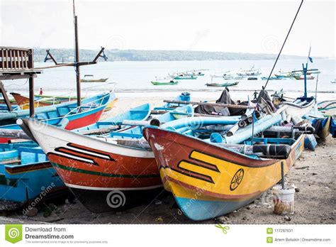 Barcos De Pesca En La Playa De Jimbaran Isla De Bali Imagen De Archivo