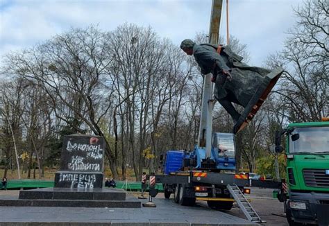 Дерусифікація в дії: у столиці демонтували пам’ятник Пушкіну. Читайте ...