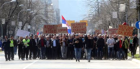 Radnici Ne Odustaju Sve Vi E Trajka A Gla U Na Elezni Koj Stanici U