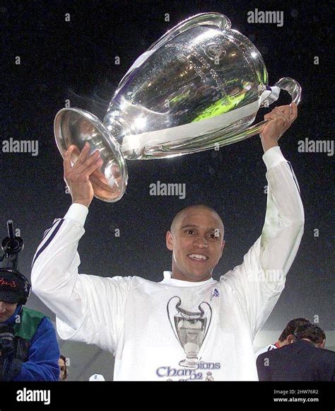 Roberto carlos 2002 world cup trophy hi-res stock photography and ...