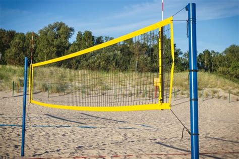 Red Amarilla De Voleibol En La Arena En La Playa Deporte Y Estilos De