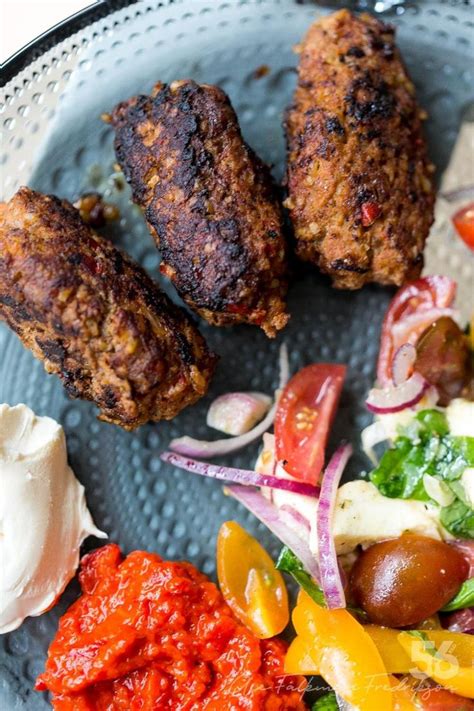 Cevapcici Med Ajvar Och Tomatsallad Recept Huvudr Tt Recept