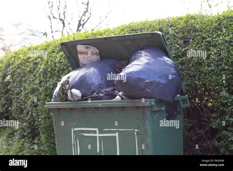 Full Dumpster Hi Res Stock Photography And Images Alamy