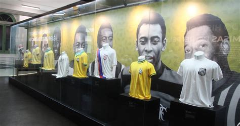 Museu Pelé celebra 10 anos exposição de camisas históricas