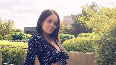 Agathe Auproux En Chemisier Totalement Transparent Affole La Toile Photo