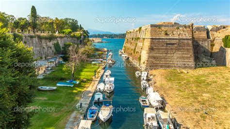 Ancienne forteresse byzantine de Corfou, vue sur le canal - Grèce image ...