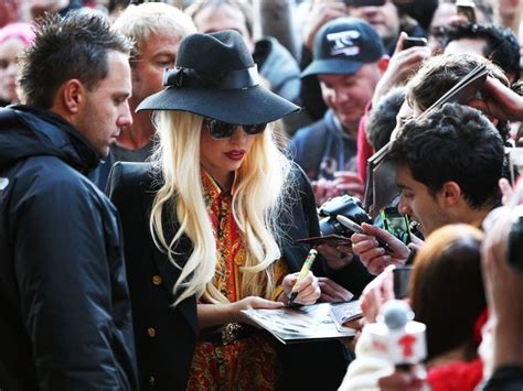 Guardaespaldas de Lady Gaga agrede a fanático Rumberos