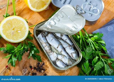 Open Blik Van Sardines Op Tafel Stock Foto Image Of Diner Bereid