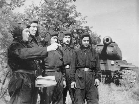 Soviet Is 2 Tank Crew Army Tanks Russia Tank Wwii