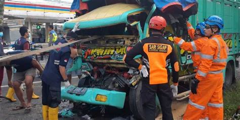 Truk Tabrak Trailer Parkir Di Kulon Progo Begini Kondisinya Baca Jogja