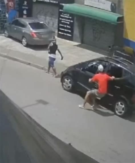 Motorista Esquece De Puxar Freio De M O E Carro Atropela Pai E Filho No