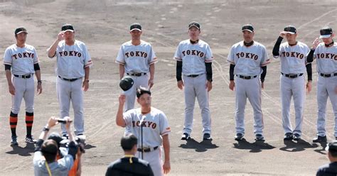 ＜巨人 那覇キャンプ＞菅野選手会長（中央手前）の音頭でキャンプの手締めを行う原監督（左から4人目）ら巨人ナイン （撮影・西川祐介） ― スポニチ Sponichi Annex 野球