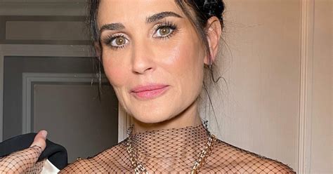 Demi Moore 61 ans en micro bikini lactrice expose ses abdos en béton