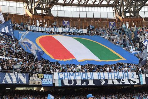 Napoli In Curva B Scudetto Rovesciato Bottino Di Guerra Campioni In