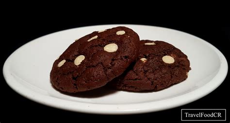 GALLETAS DE CHOCOLATE CON CHISPAS DE CHOCOLATE BLANCO TravelFoodCR