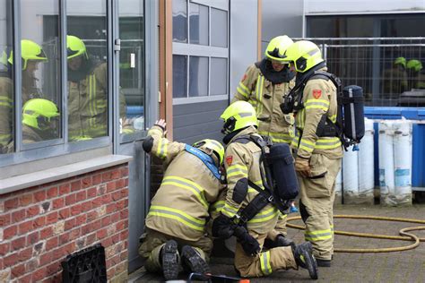 Brandalarm Gaat Af In Bedrijfspand Terschuur Brandweer Forceert Deur