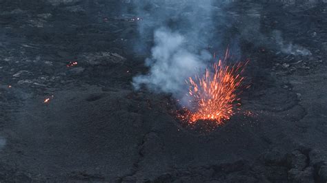 Iceland Volcano Erupts Again Molten Rocks Spew From Fissures