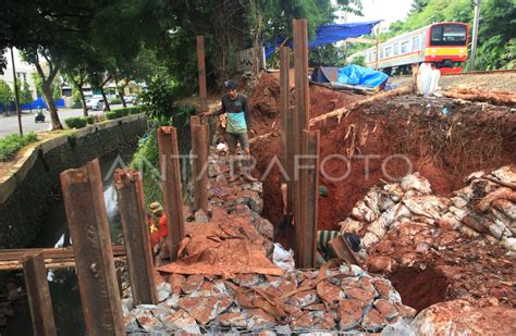 PEMBANGUNAN TANGGUL ANTISIPASI BANJIR ANTARA Foto