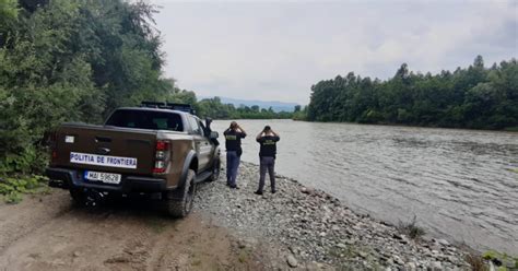 Trei bărbați s au înecat în râul Tisa în timp ce încercau să fugă din