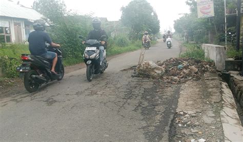 Lapor Pak Jalan Kakak Tua Hadimulyo Barat Rusak Berat