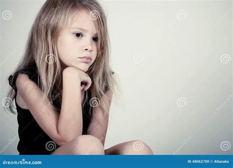 Portrait De Petite Fille Blonde Triste Photo Stock Image Du