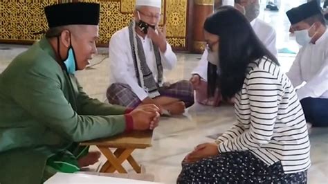 Di Masjid Al Akbar Surabaya Kiai Marzuki Mustamar Bimbing Tiga Muallaf