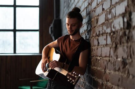 Hombre Con Guitarra Ac Stica Apoyado Contra La Pared De Ladrillo