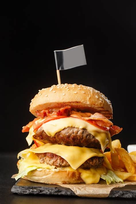 Grande Cheeseburger Duplo Batatas Fritas Isoladas Em Fundo Preto