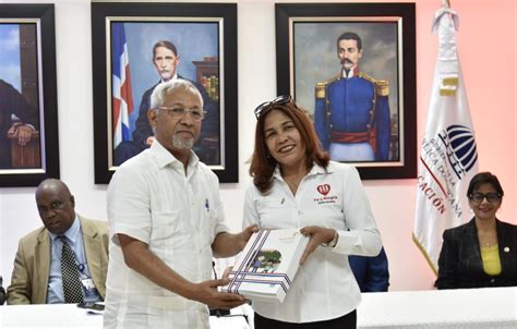 Ministerio De Educación Recibe Primera Partida De Libros De Textos Para