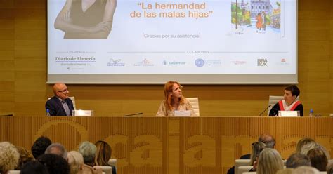 Vanessa Montfort presentó su obra La hermandad de las malas hijas