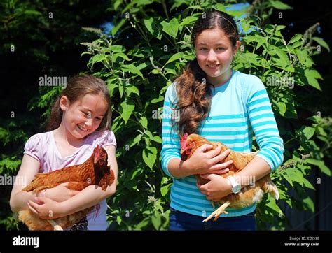 Kinder halten hühner Fotos und Bildmaterial in hoher Auflösung Alamy