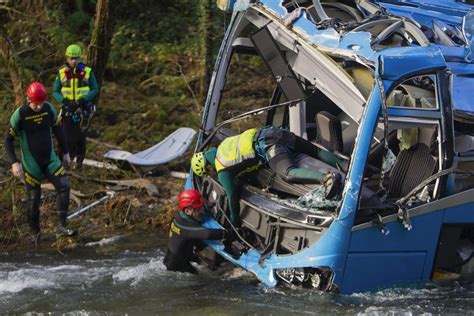 Trabajos de investigación y carga del autobús que cayó al río Lérez