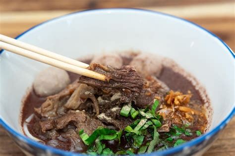 Fideos De Ternera A La Brasa Con Guiso De Sopa De Alb Ndigas Foto Premium