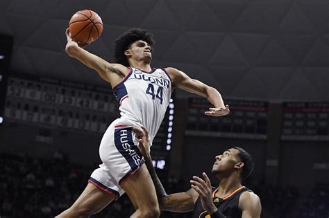 Who Is Andre Jackson Jr How Is The Uconn Huskies Guard Earning His Name As A Major Role Player