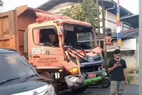 Rem Mendadak Dua Truk Sampah DKI Terlibat Kecelakaan Di Bekasi