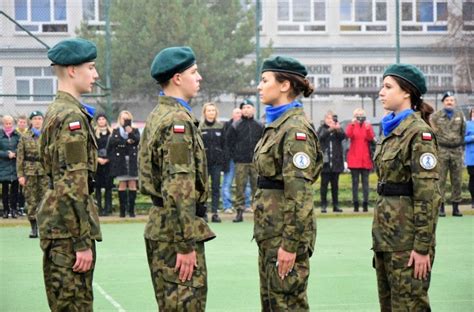 Tarnobrzeg Ślubowanie klasy mundurowej w Zespole Szkół imienia Księdza