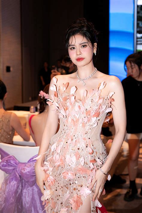 Hot Phương Oanh trở lại showbiz sau 5 tháng sinh con cho Shark Bình