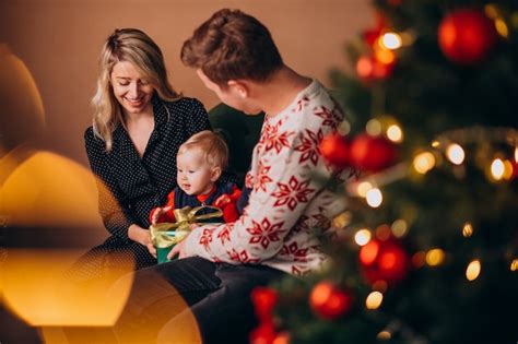 Fam Lia Jovem Menina Sentada Perto De Rvore De Natal Foto Gr Tis