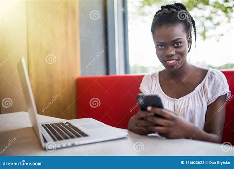 Belle Femme De Sourire L Aide Du T L Phone Portable Tout En Se