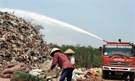 Cegah Kebakaran Gunungan Sampah Di TPA Randukuning Diguyur Air Secara